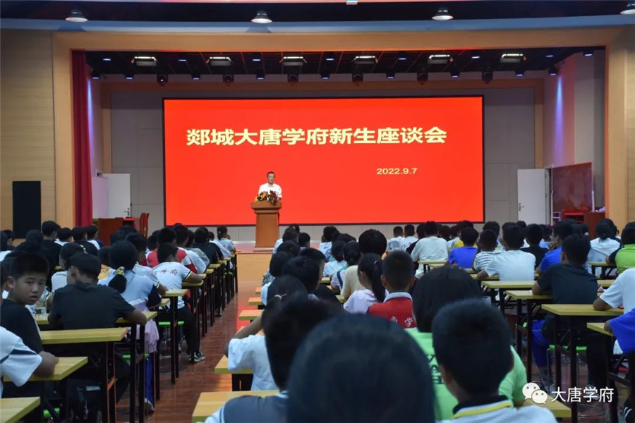 梁校长首先向大家介绍.jpg