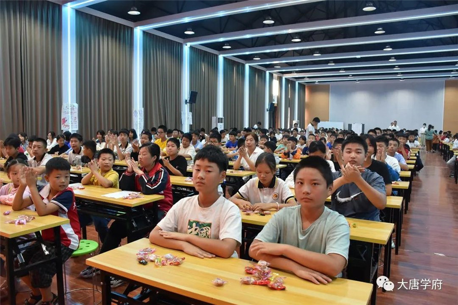 梁校长首先向大家介绍1.jpg