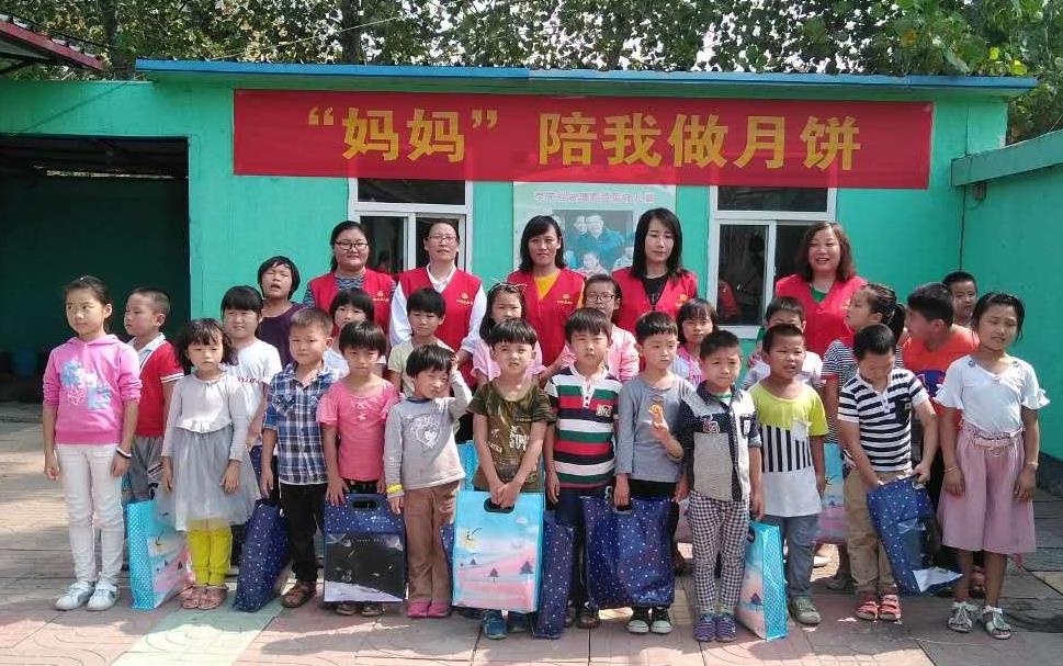 郯城县妇联领导来我校看望留守儿童